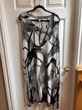 Sleeveless Abstract Brushstroke Midi Dress in Black & White